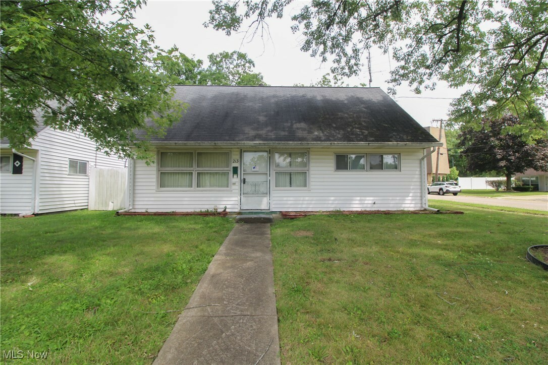 Property Photo:  213 Oak Knoll Street  OH 44446 