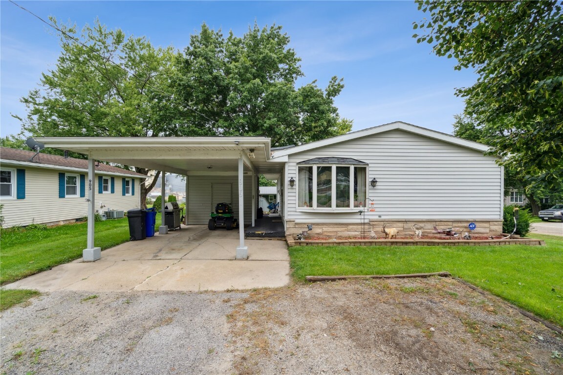 Property Photo:  905 Park Avenue  IA 52213 