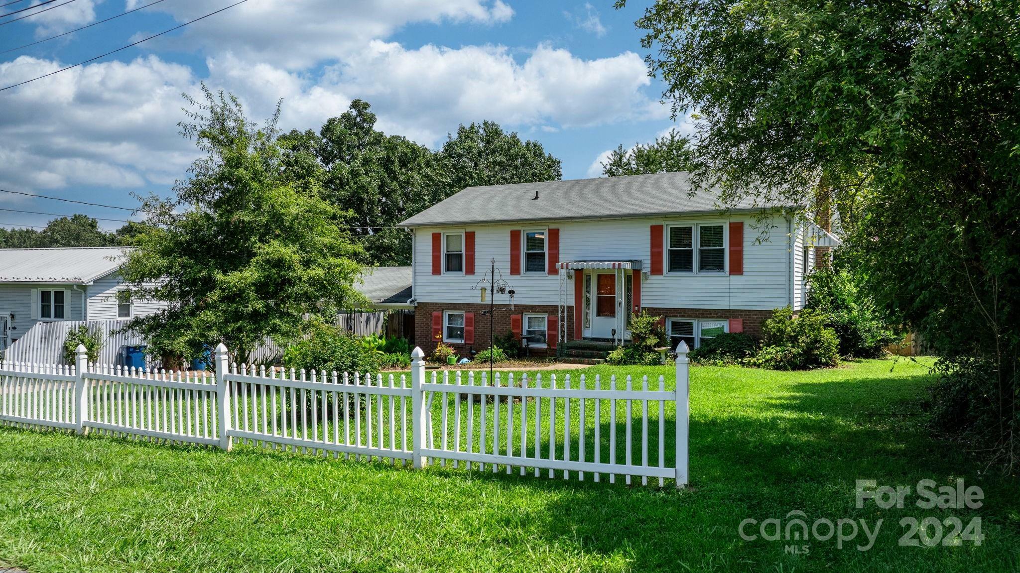 Property Photo:  1341 Village Circle  NC 28602 