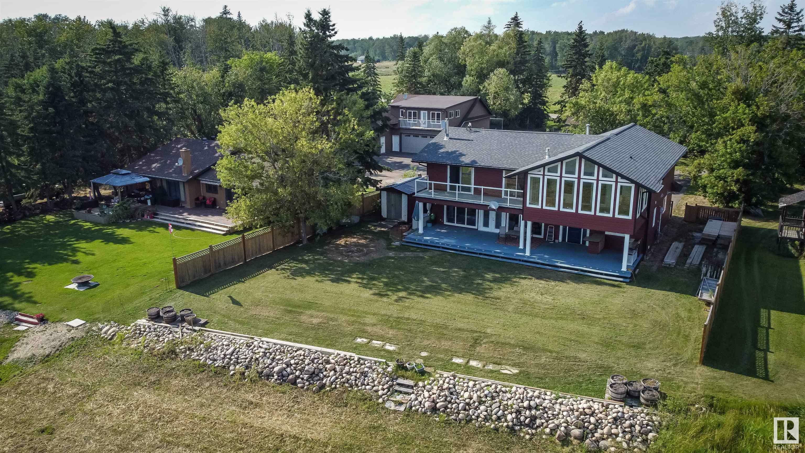 Property Photo:  102 Parkins Avenue  AB T0E 1A0 