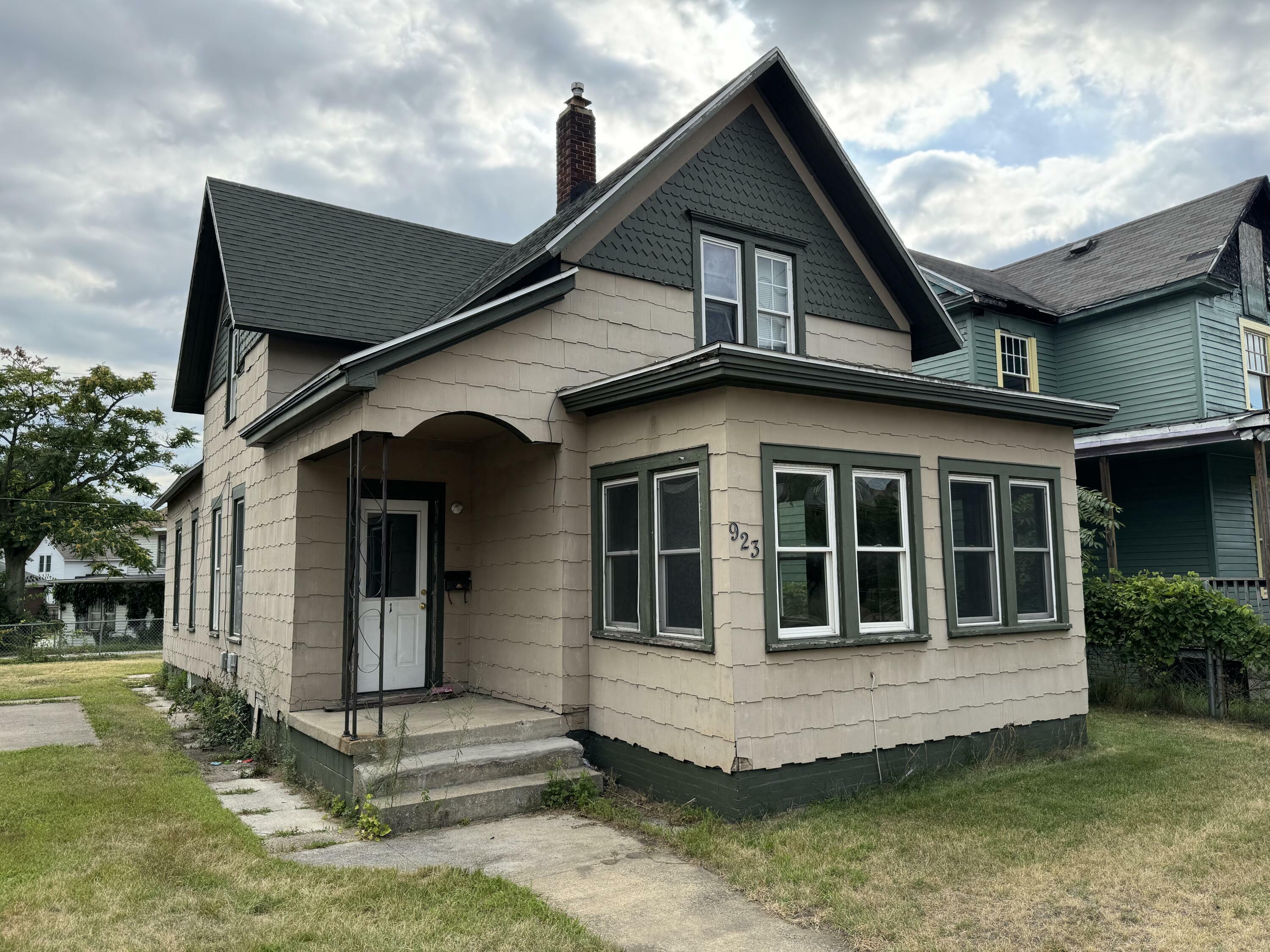 Property Photo:  923 E Michigan Boulevard  IN 46360 