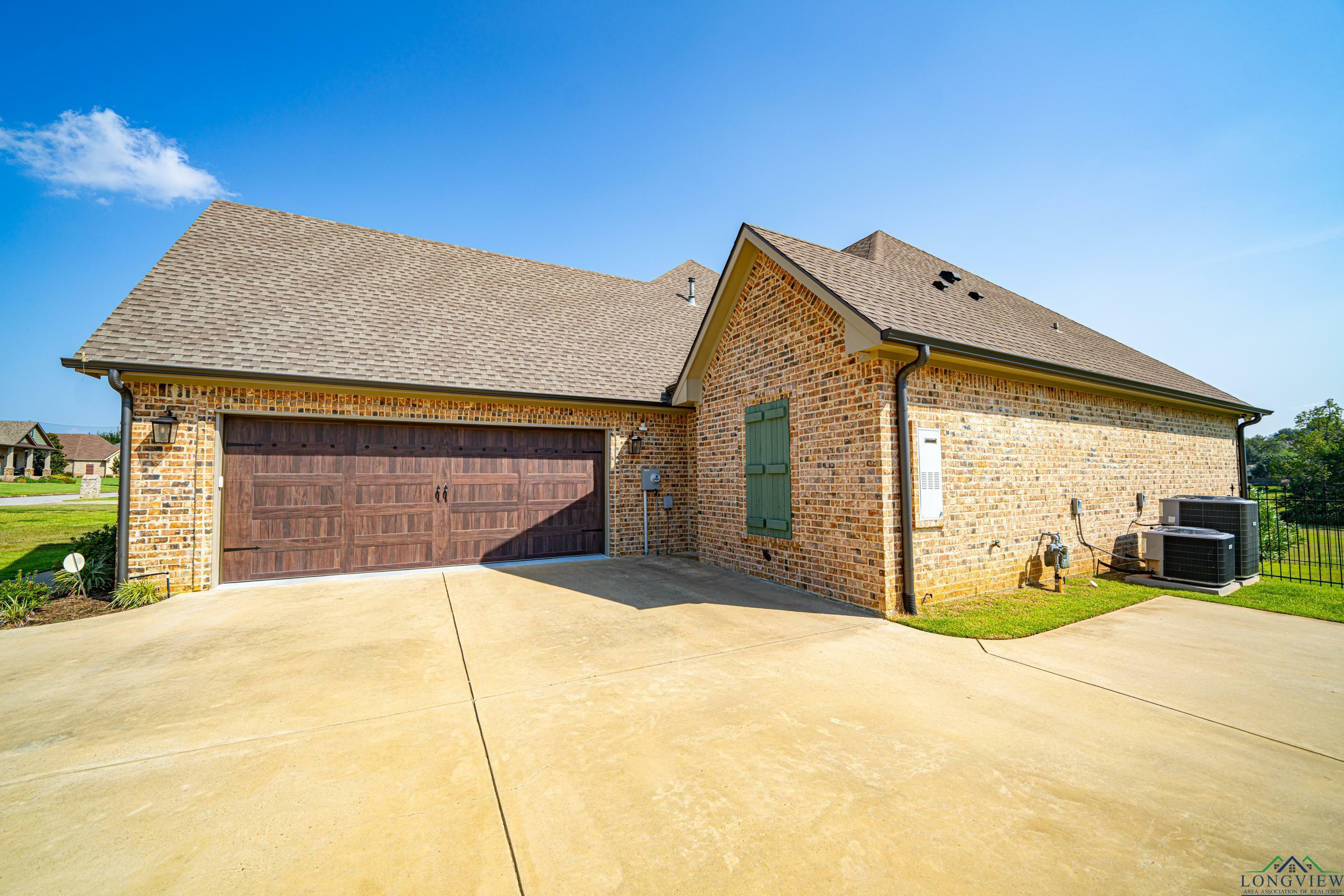 Property Photo:  2901 Fairway Oaks Lane  TX 75605 