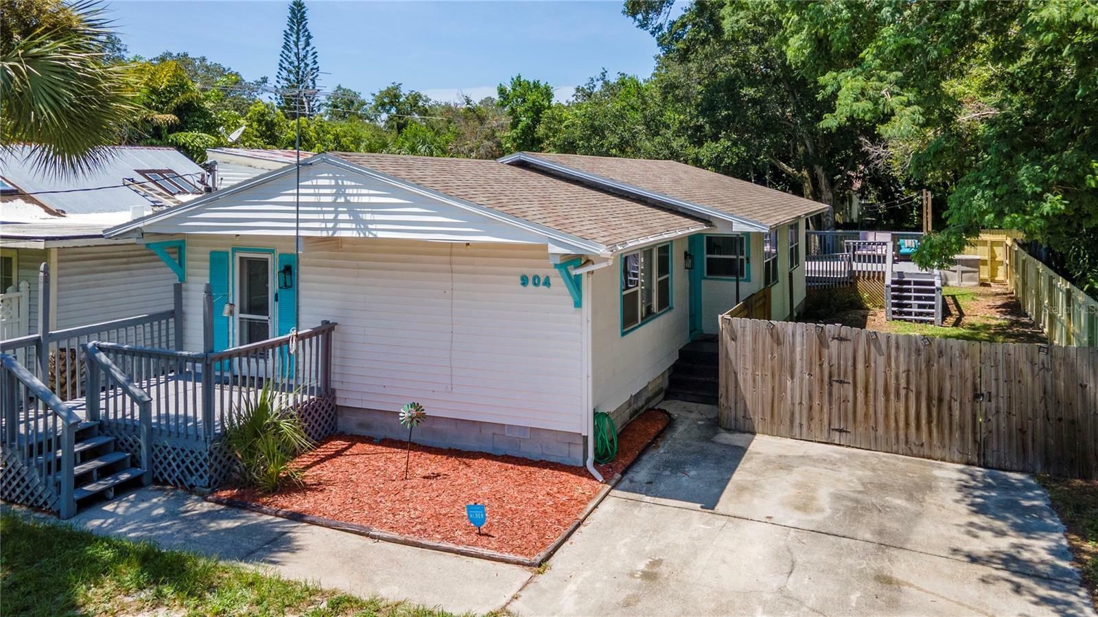 Property Photo:  904 Tuskawilla Street  FL 33756 