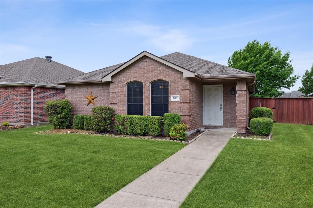 Property Photo: 313 Pemberton Drive TX 75098