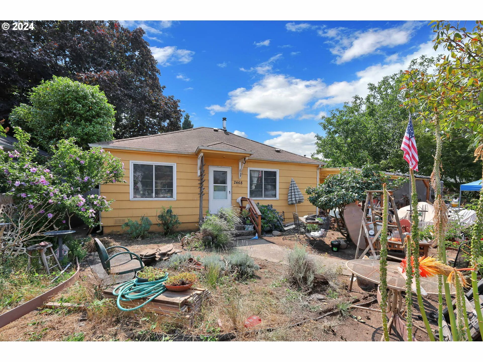 Property Photo: 2468 Wood Ave OR 97402