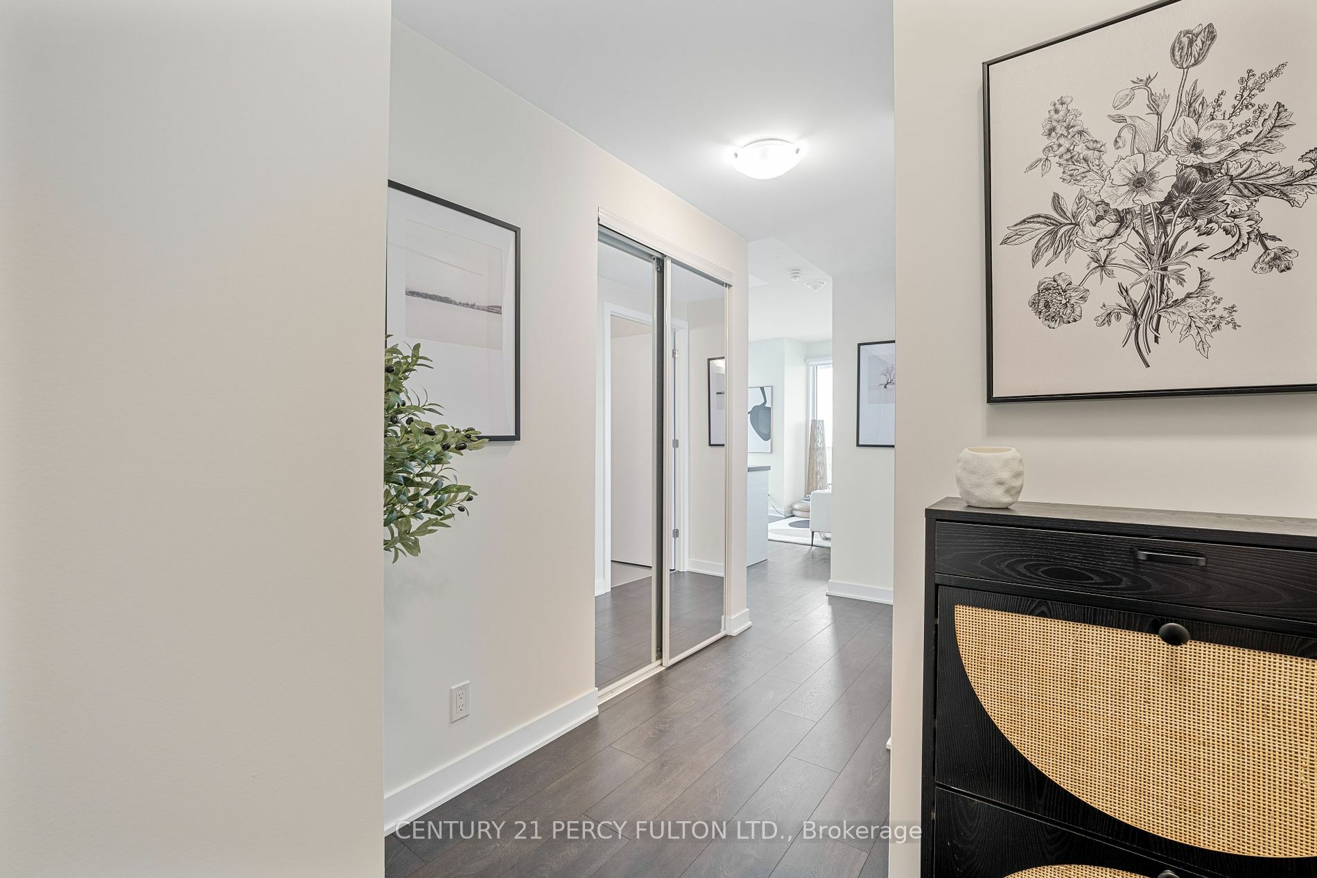 Property Photo:  2221 Yonge St 3108  ON M4S 2B4 