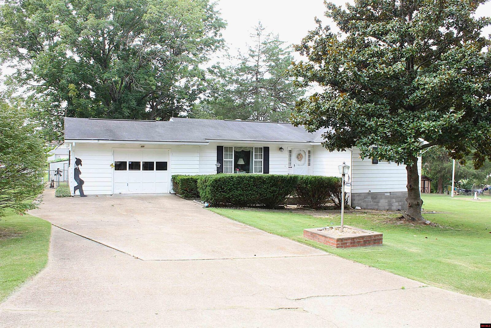 Property Photo:  609 E Elm Street  AR 72635 