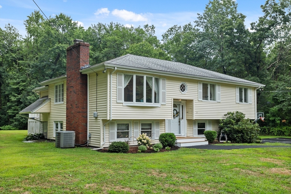 Property Photo:  3 Rutland Circle  MA 01886 