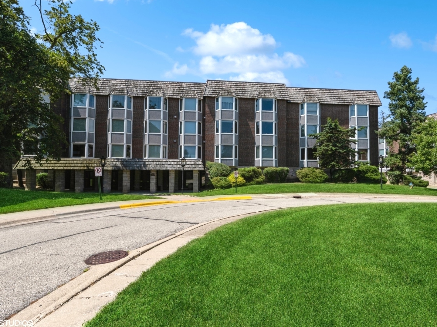 Property Photo:  2600 Windsor Mall Court 2F  IL 60068 