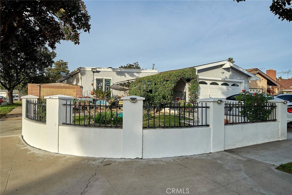 Property Photo:  2513 W Mall Place  CA 92804 