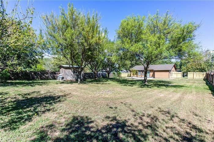 Property Photo:  405 Casa Loma Street  TX 78610 