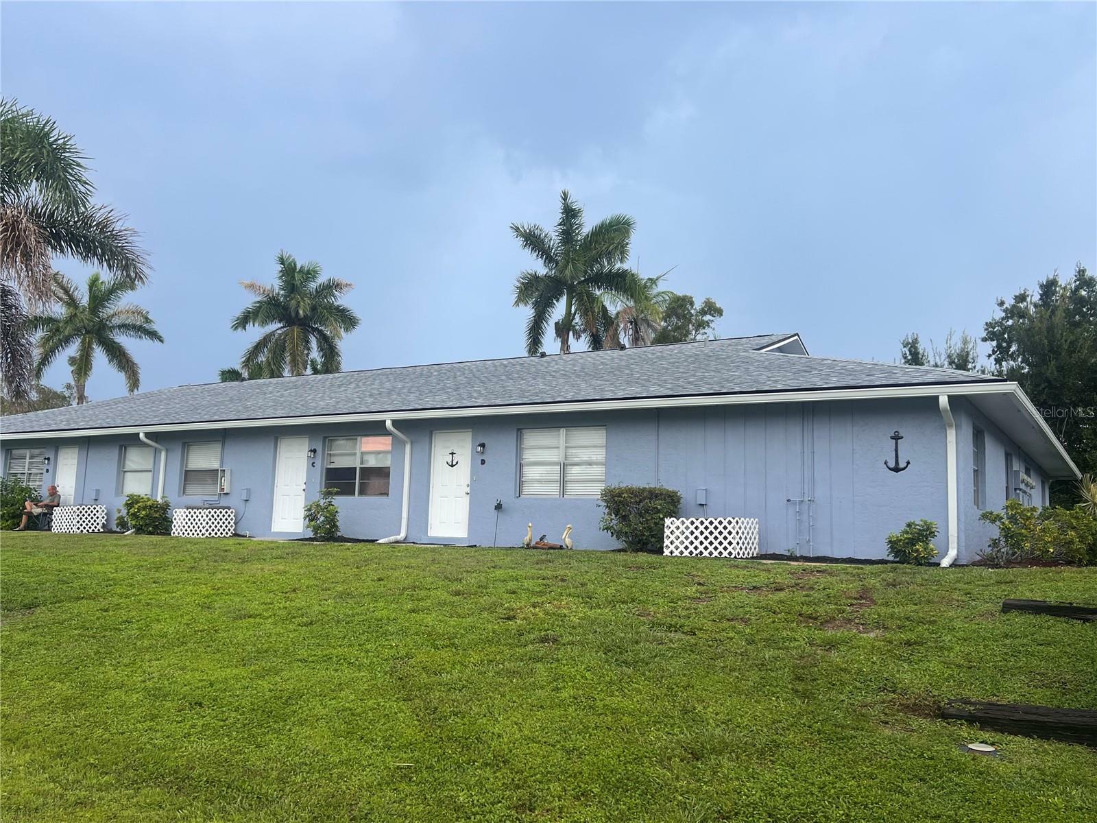 Property Photo:  820 Kings Court C  FL 33950 