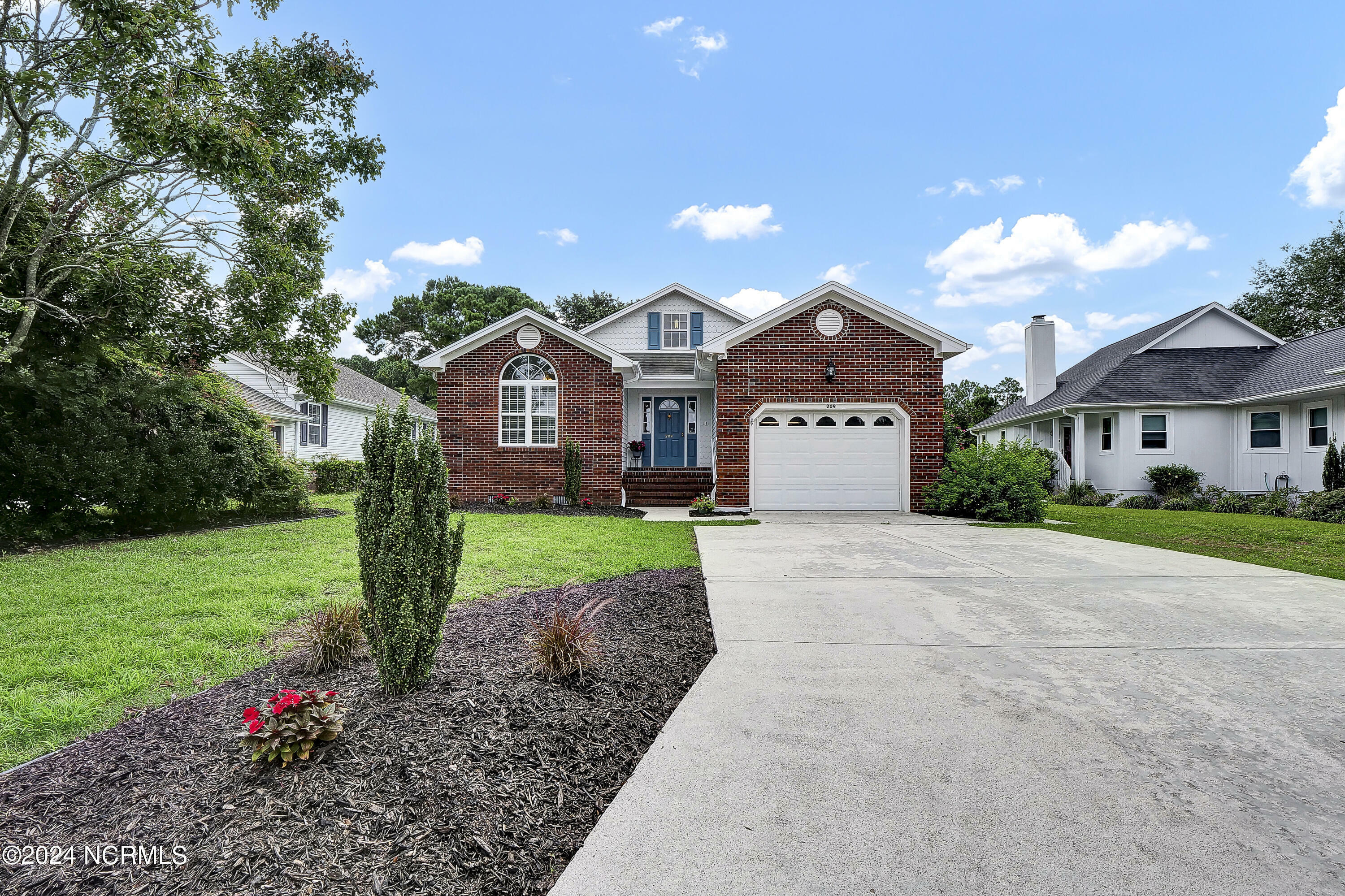 Property Photo:  209 Nantucket Court  NC 28412 