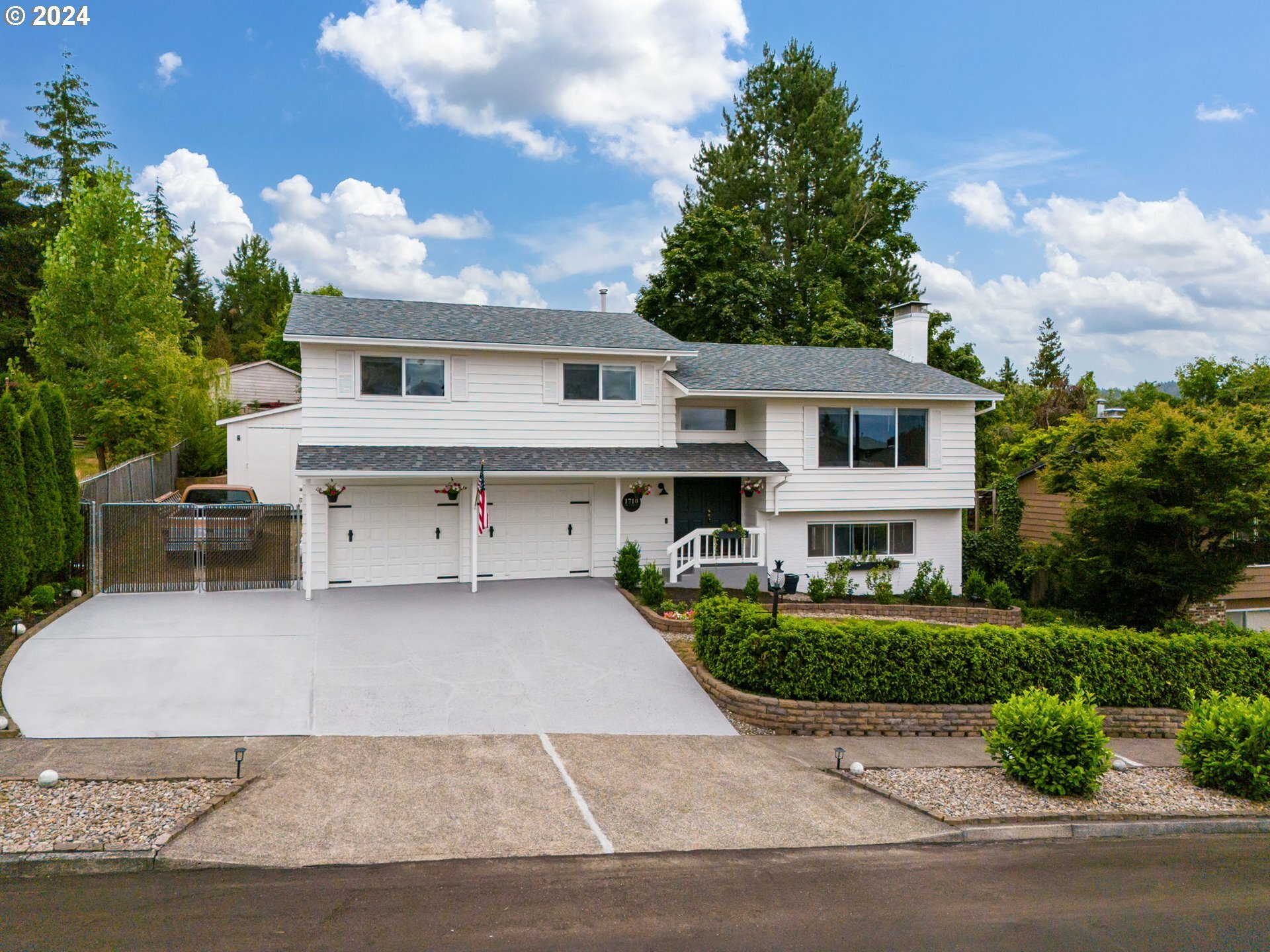 Property Photo: 1710 SW 27th St OR 97080