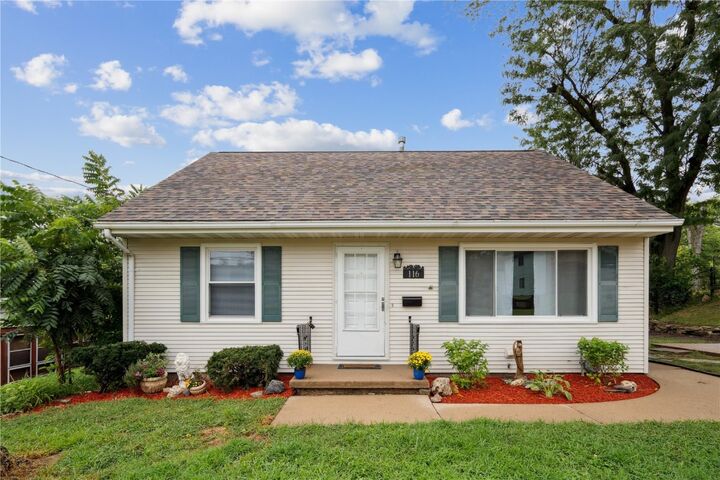 116 Hawthorne Drive SW  Cedar Rapids IA 52404 photo