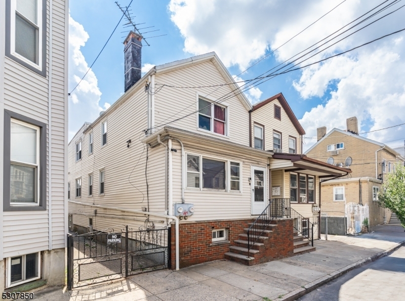 Property Photo:  290 Walnut St  NJ 07105 