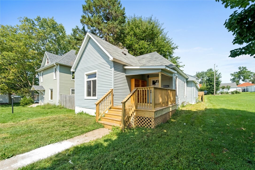 Property Photo:  409 1/2 Summit Street  IA 50158 