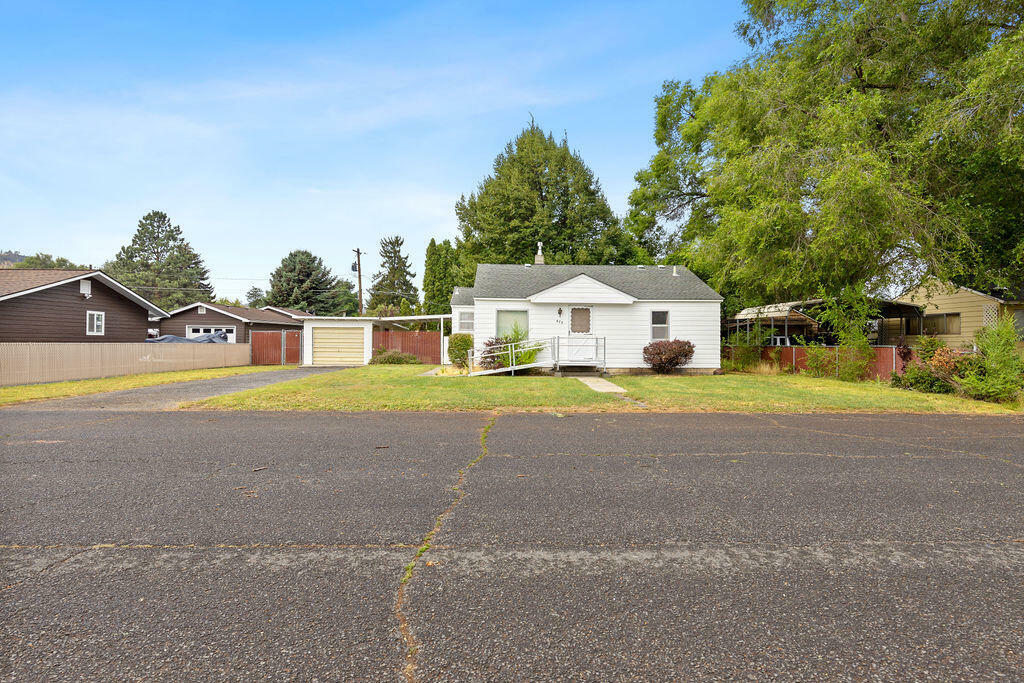 Property Photo:  675 SE Elm Street  OR 97754 