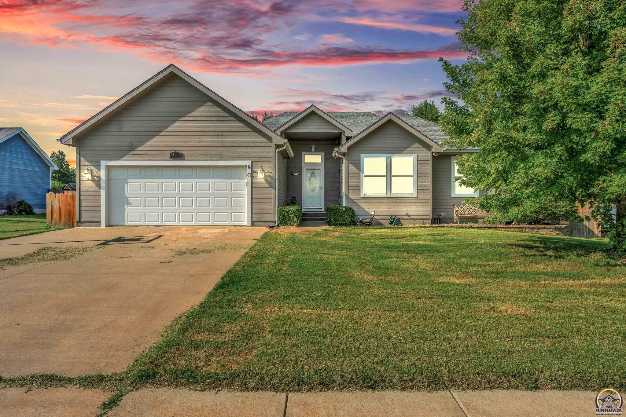 Property Photo:  812 SE 44th St  KS 66609 