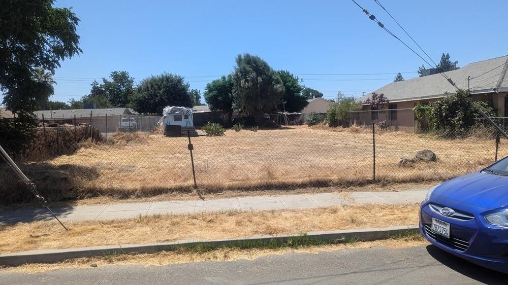 Property Photo:  403 W Lorena Avenue  CA 93706 