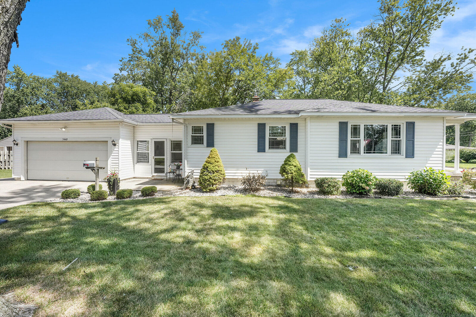 Property Photo: 5440 Lawndale Avenue MI 49426