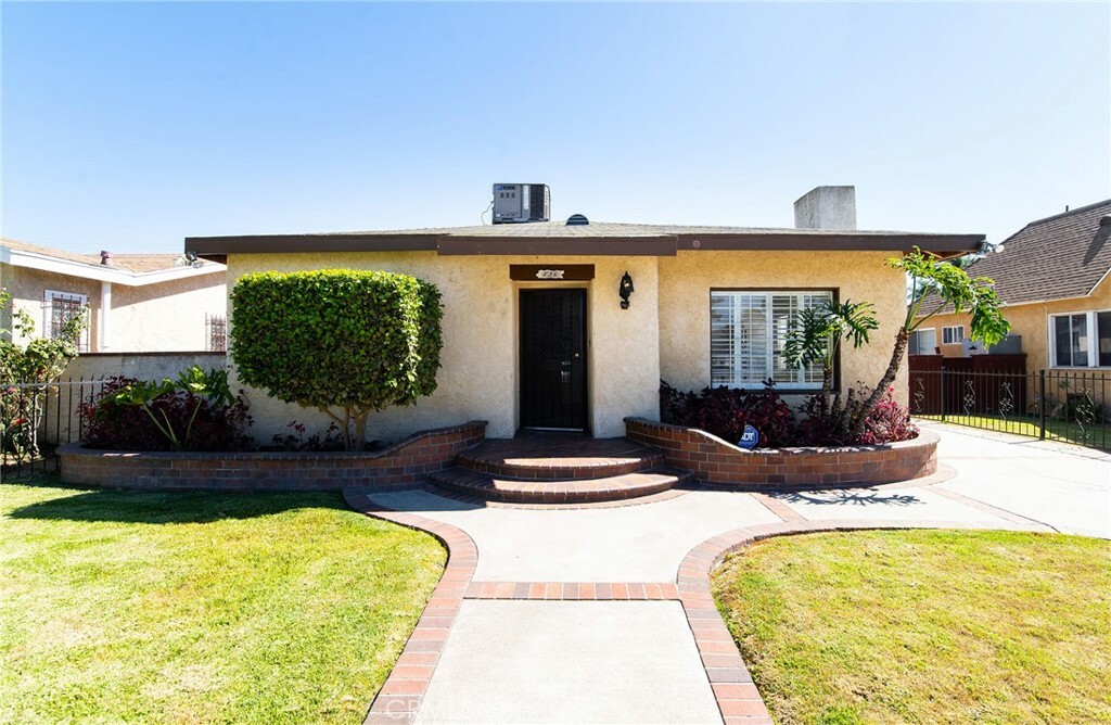 Property Photo:  536 W Arbutus Street  CA 90220 