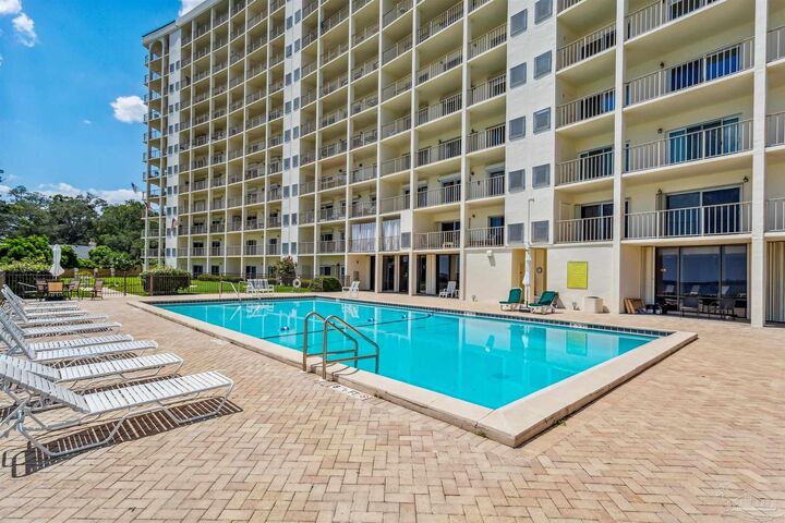 Property Photo: 615 Bayshore Dr 208 FL 32507