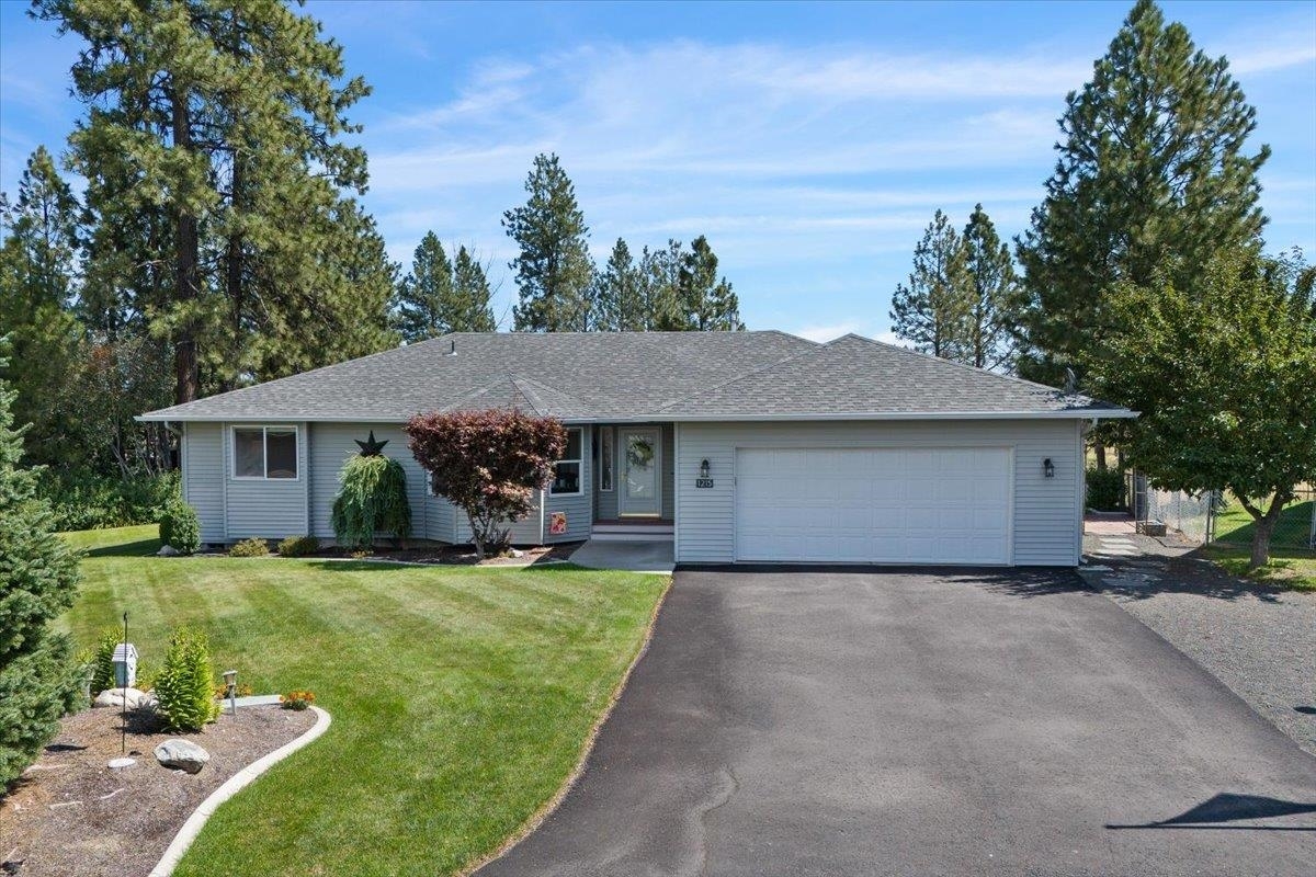 Property Photo:  1215 E Lakeshore Dr  WA 99022 