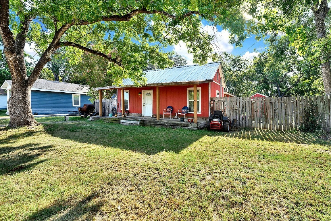 Property Photo:  721 S Laurel Avenue  TX 78648 