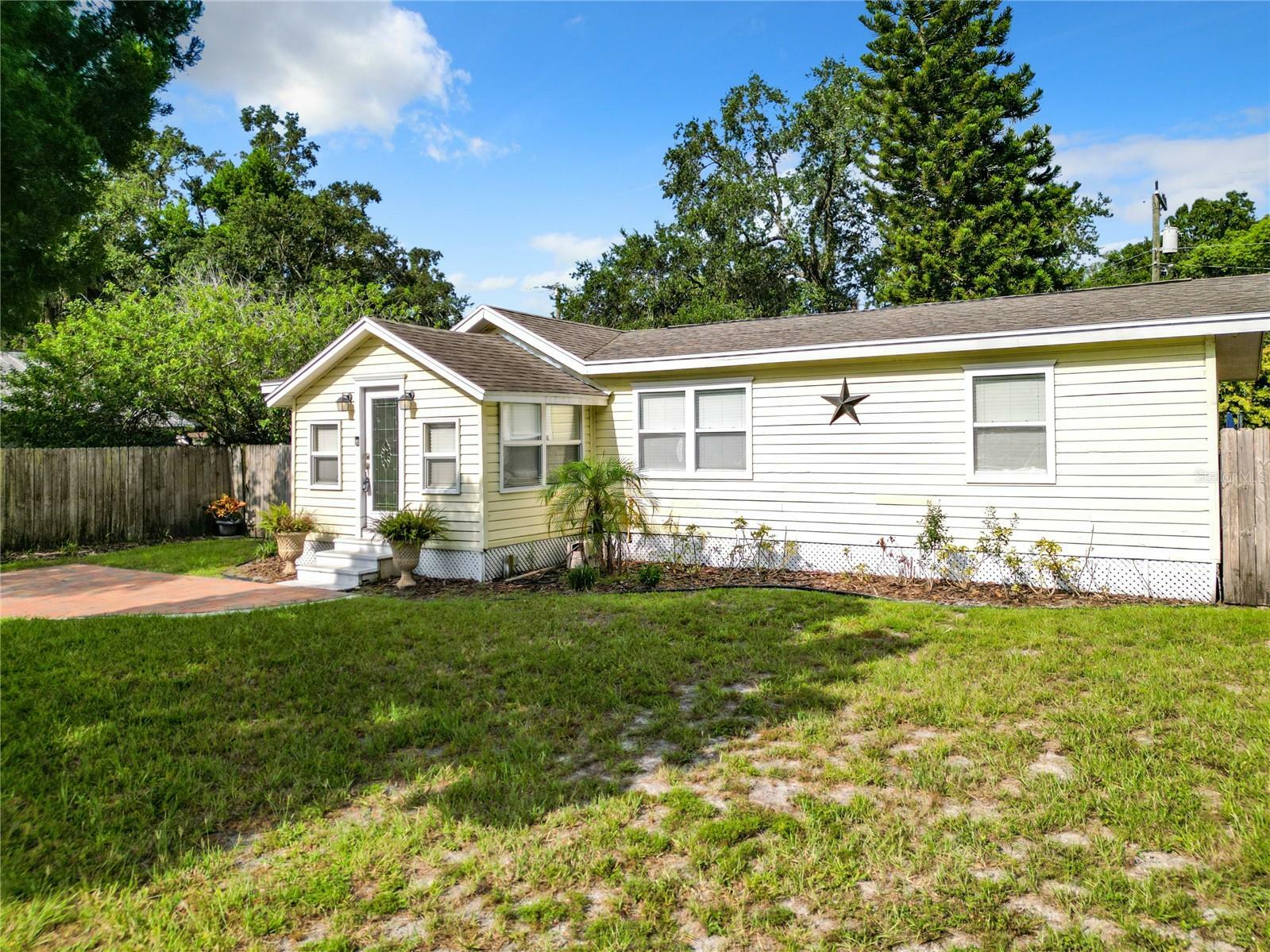 Property Photo:  318 S Maple Avenue  FL 32771 