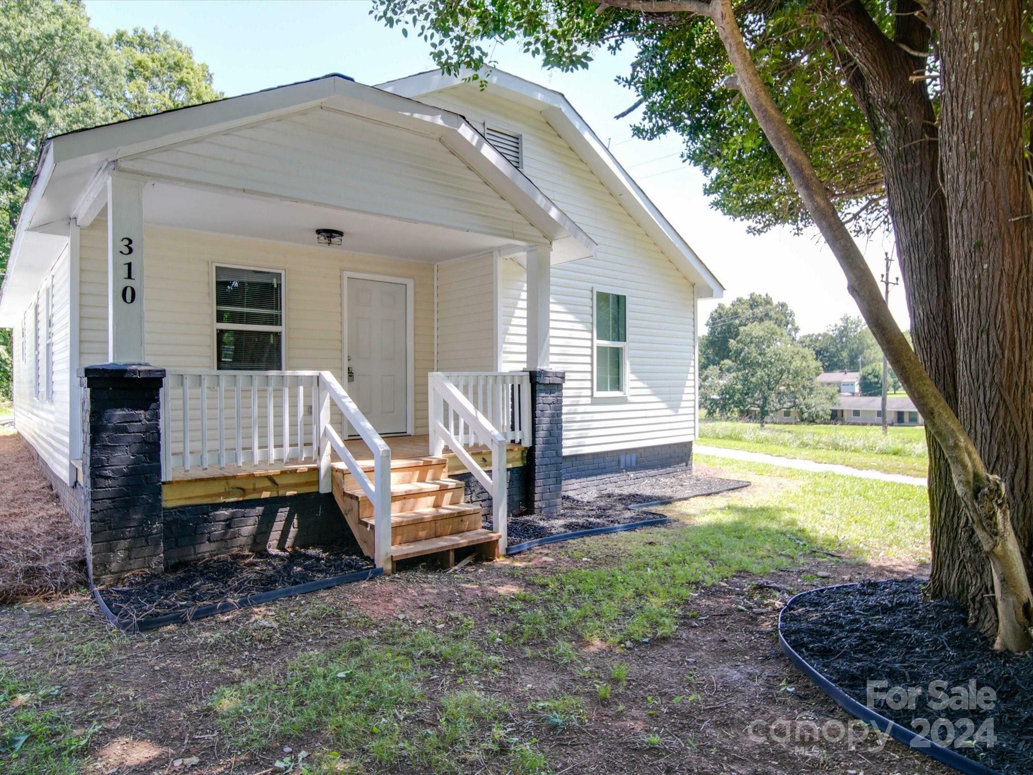 Property Photo:  310 N Dilling Street  NC 28086 