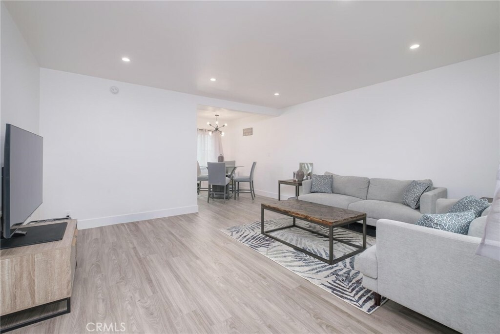 Property Photo:  410 N Market Street 27  CA 90302 