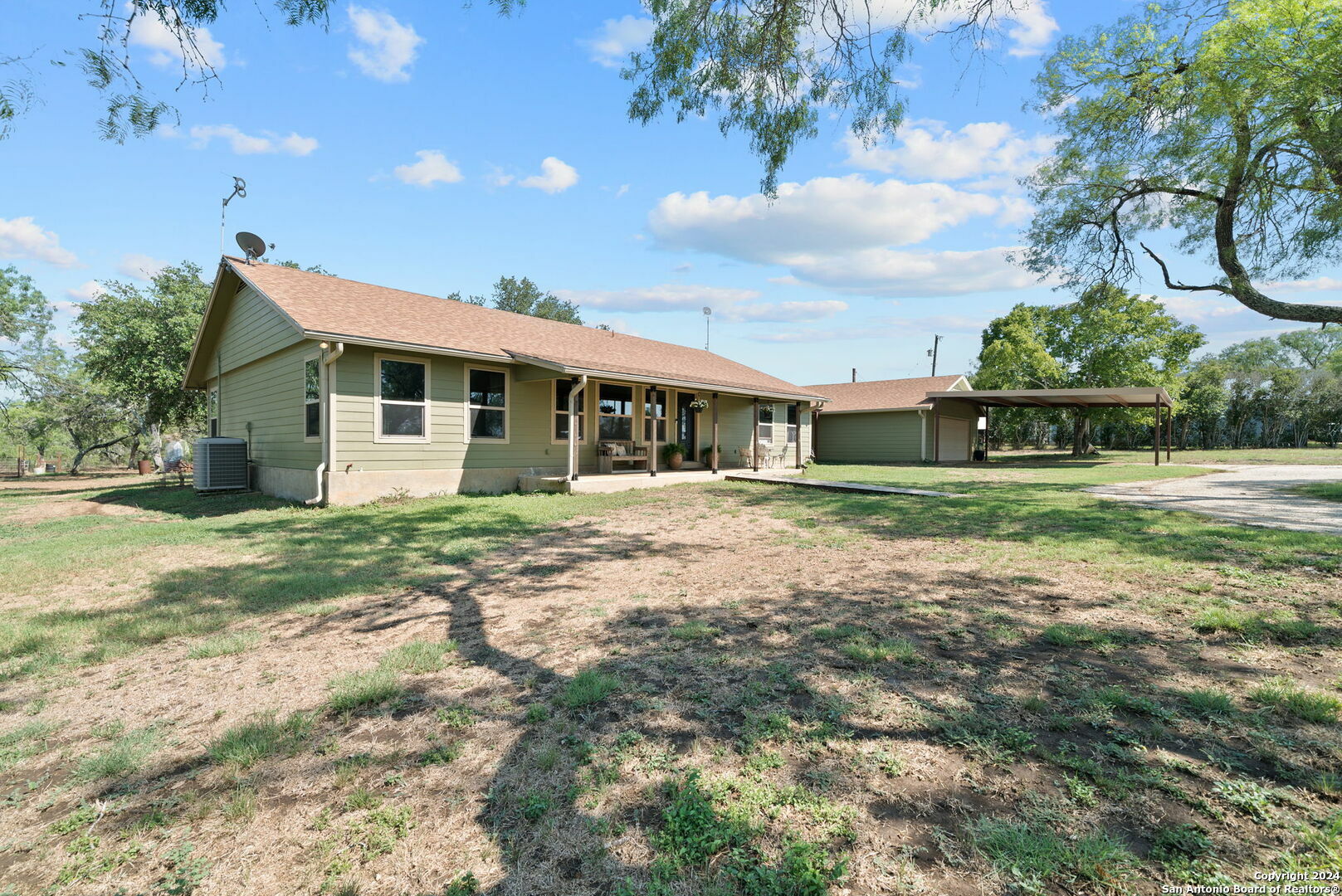 Property Photo:  690 N Lupon Rd  TX 78152 