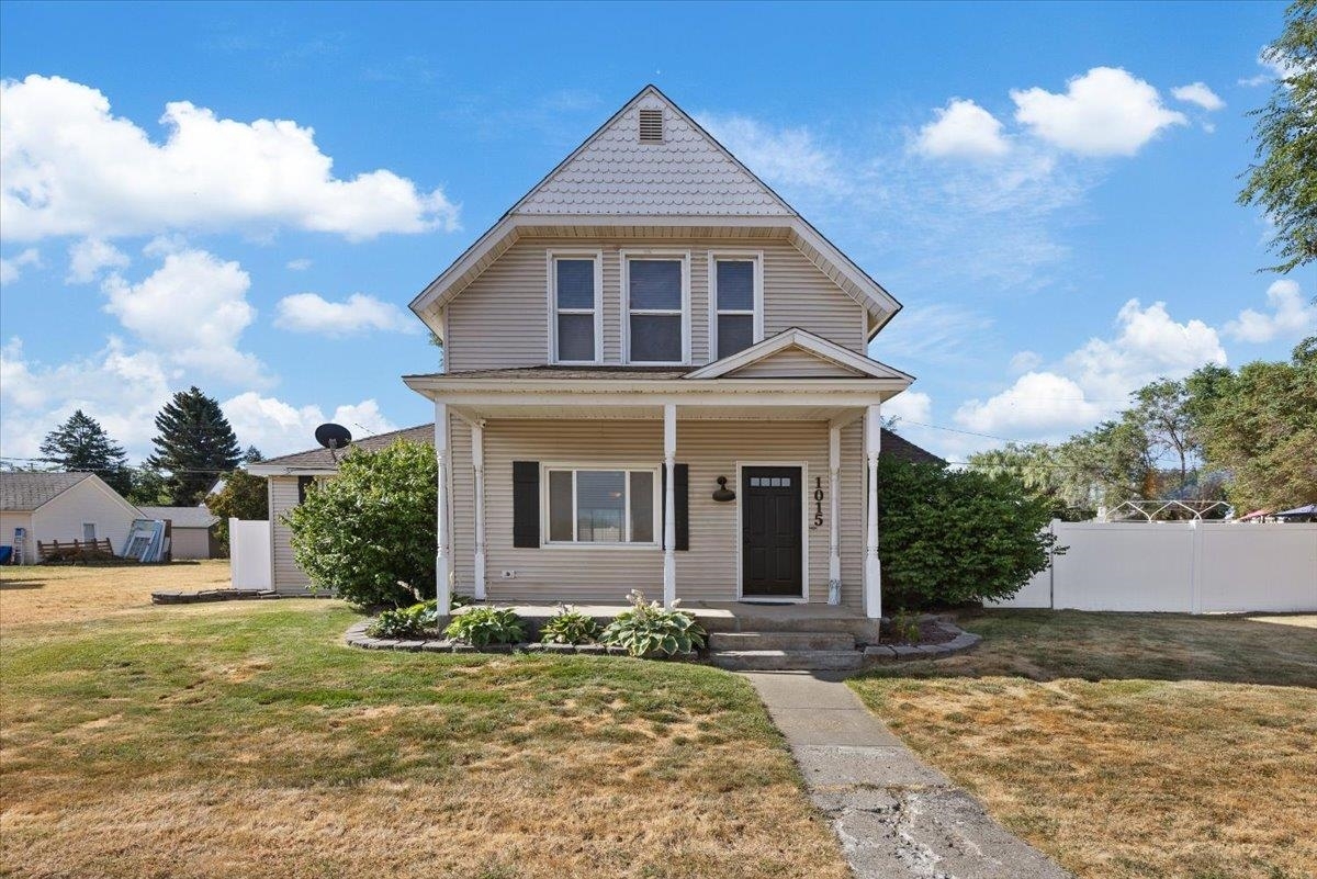 Property Photo:  1015 Morgan St  WA 99122 