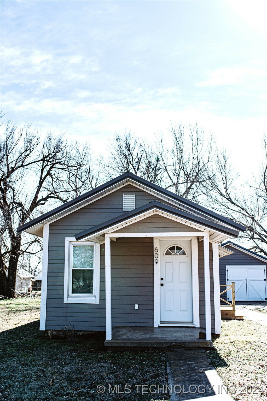 Property Photo:  609 E Maple  OK 74023 