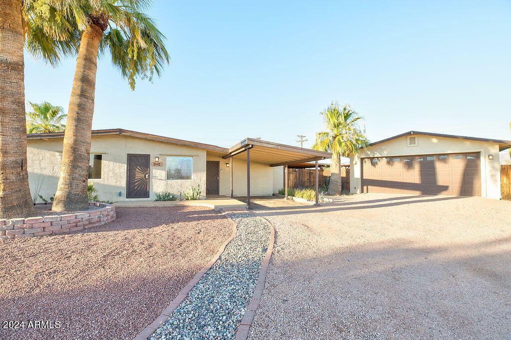 Property Photo:  940 E Desert Avenue  AZ 85119 