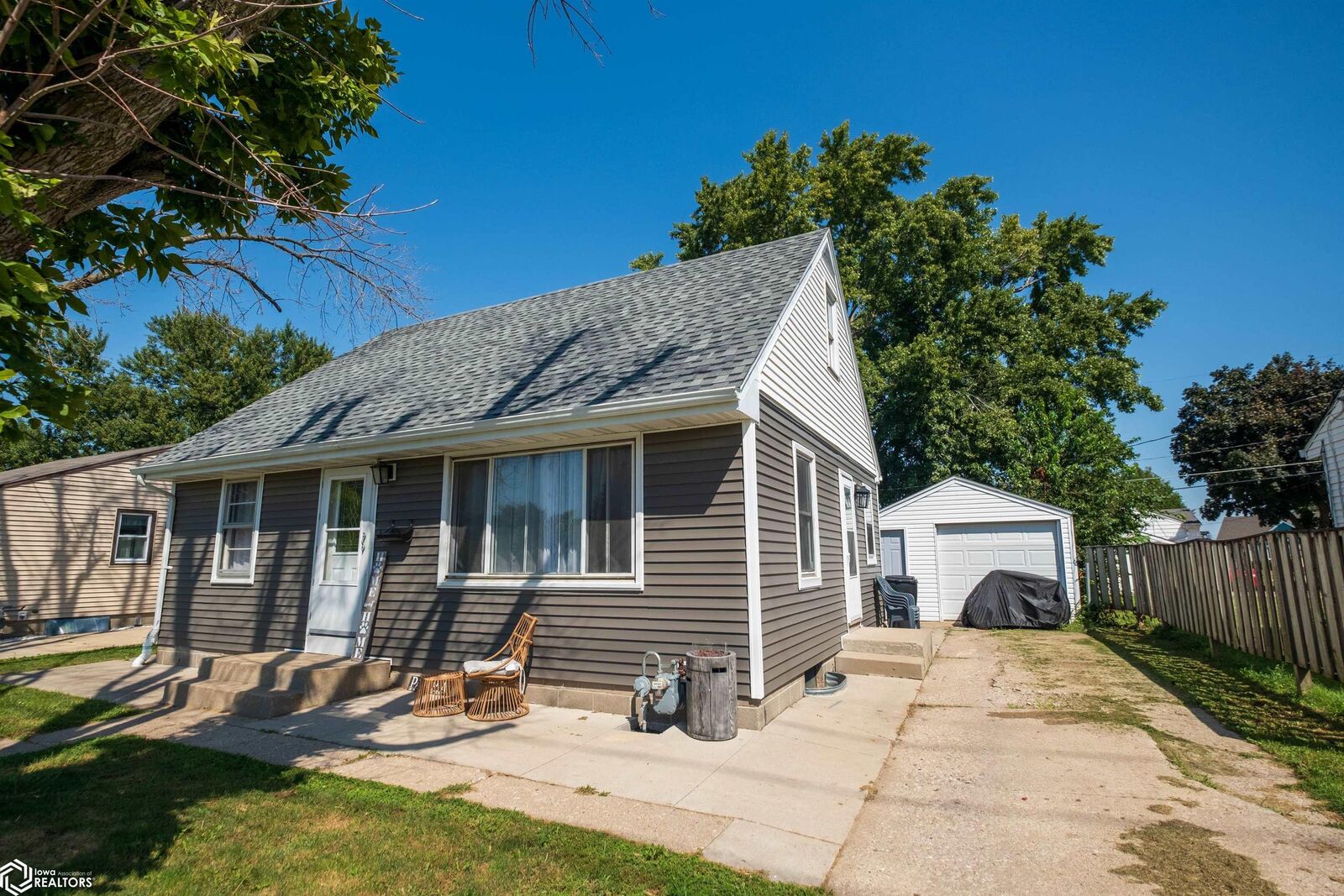 Property Photo:  1306 E Nevada Street  IA 50158 