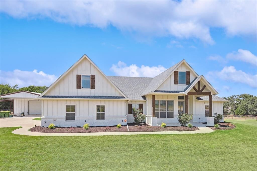 Property Photo:  509 Wooded Way  TX 76020 