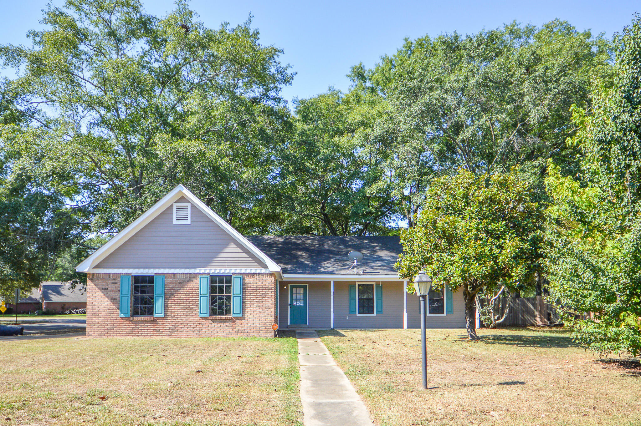 Property Photo:  9 Monticello Cir  MS 39702 