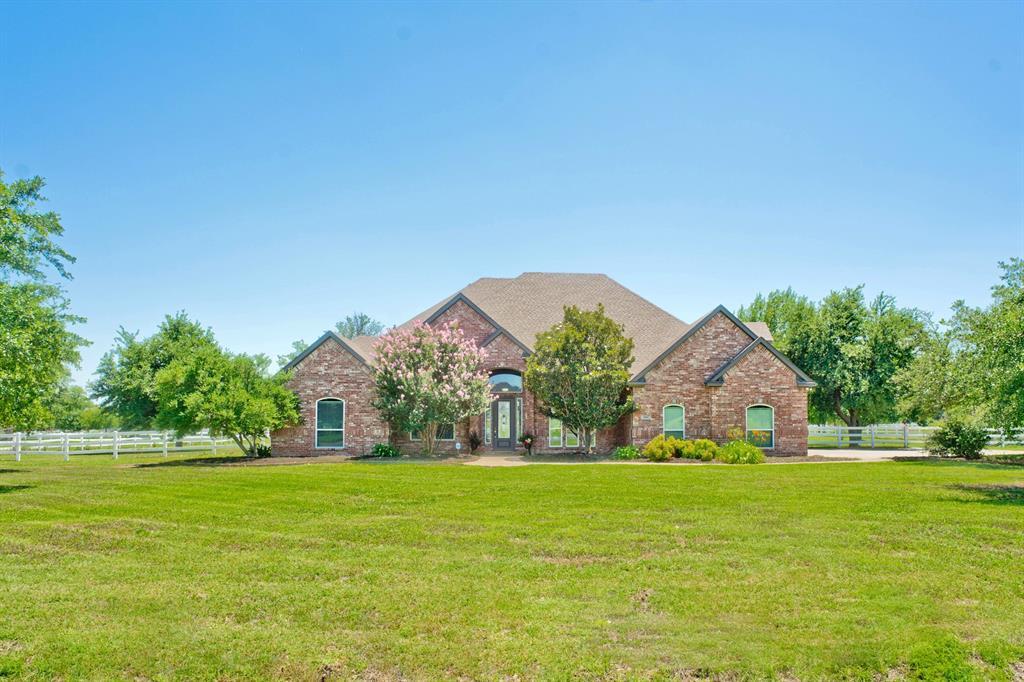 Property Photo: 1901 Greenway Crossing Drive TX 76052