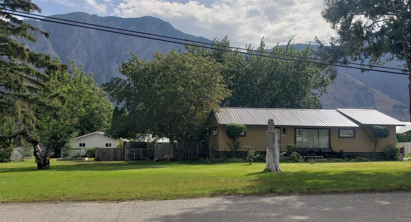 Property Photo:  725 2nd Ave Avenue  BC V0X 1N2 
