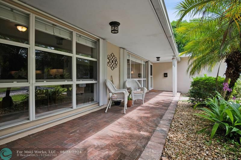 Property Photo:  812 Holly Ln  FL 33317 