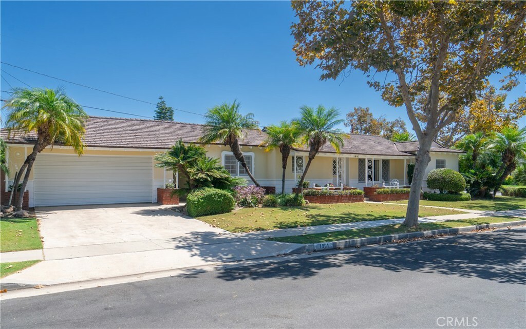 Property Photo:  1901 N Greenbrier Street  CA 92706 