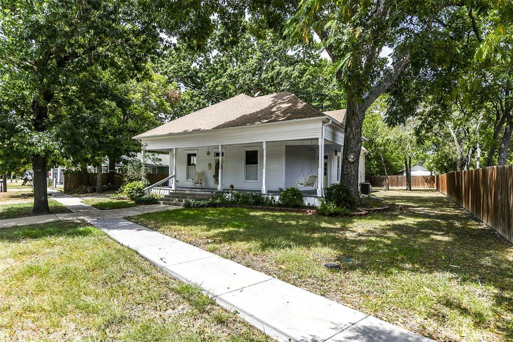 Property Photo:  911 E Marvin Avenue  TX 75165 