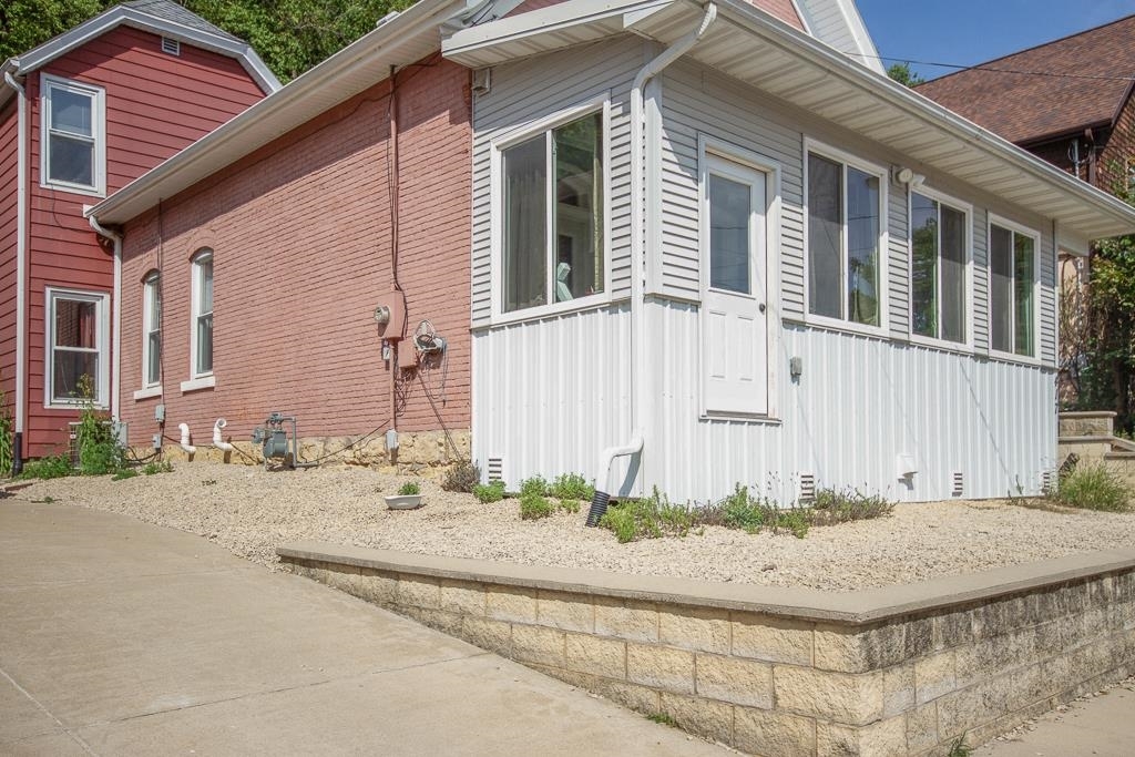 Property Photo:  417 Almond Street  IA 52001 