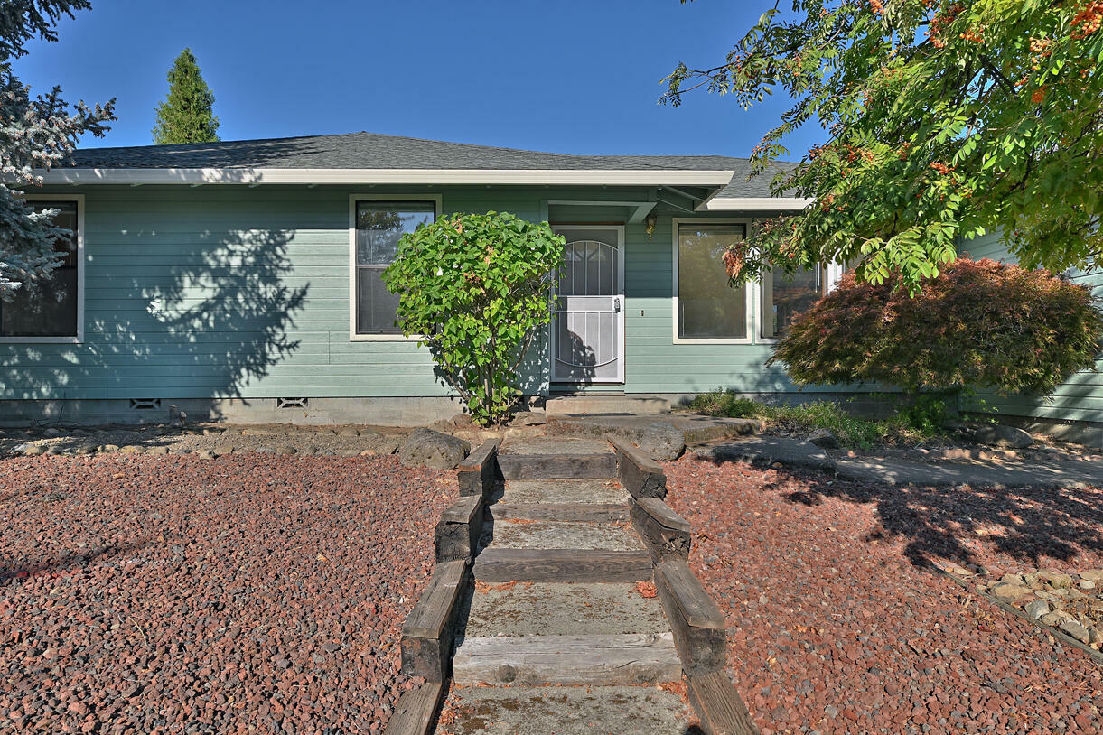 Property Photo:  1853 Valley View Drive  OR 97504 