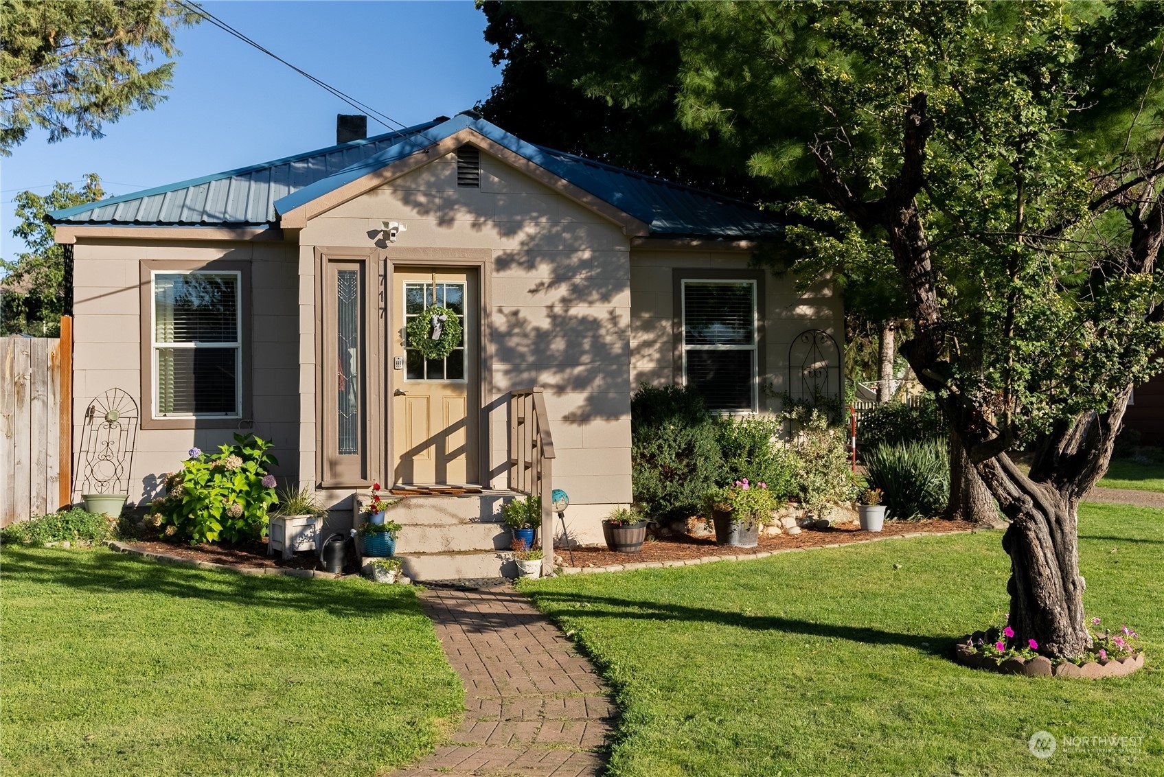 Property Photo:  717 Tonasket Ave South  WA 98855 