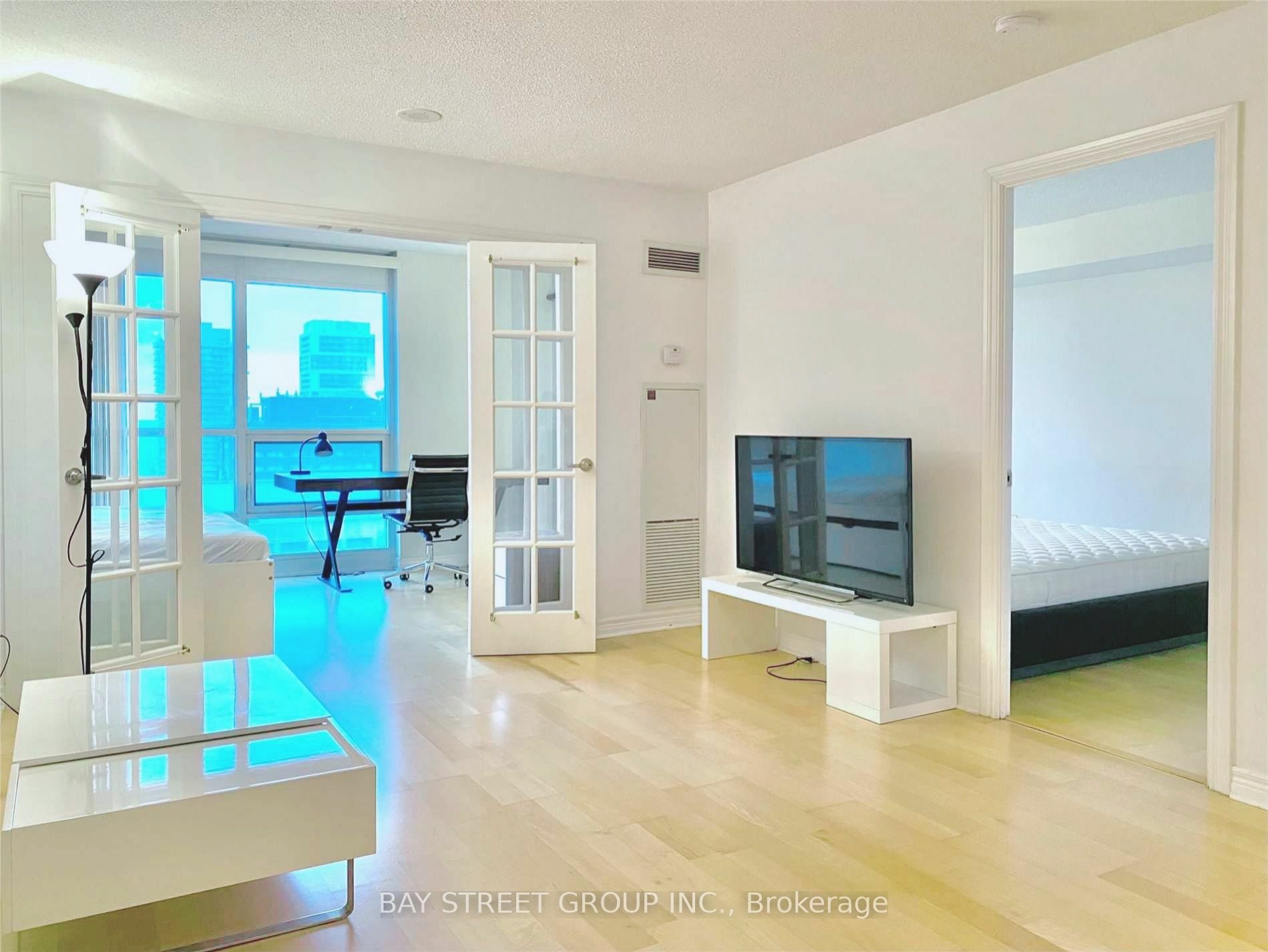 Property Photo:  763 Bay St 2104  ON M5G 2R3 