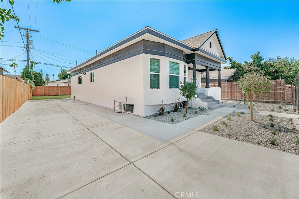 Property Photo:  702 E 41st Place  CA 90011 