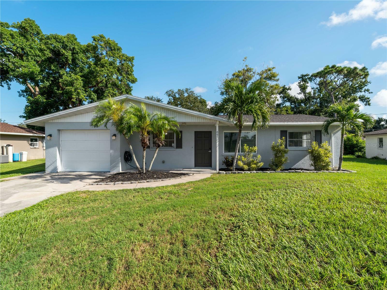 Property Photo:  661 E Seminole Drive  FL 34293 